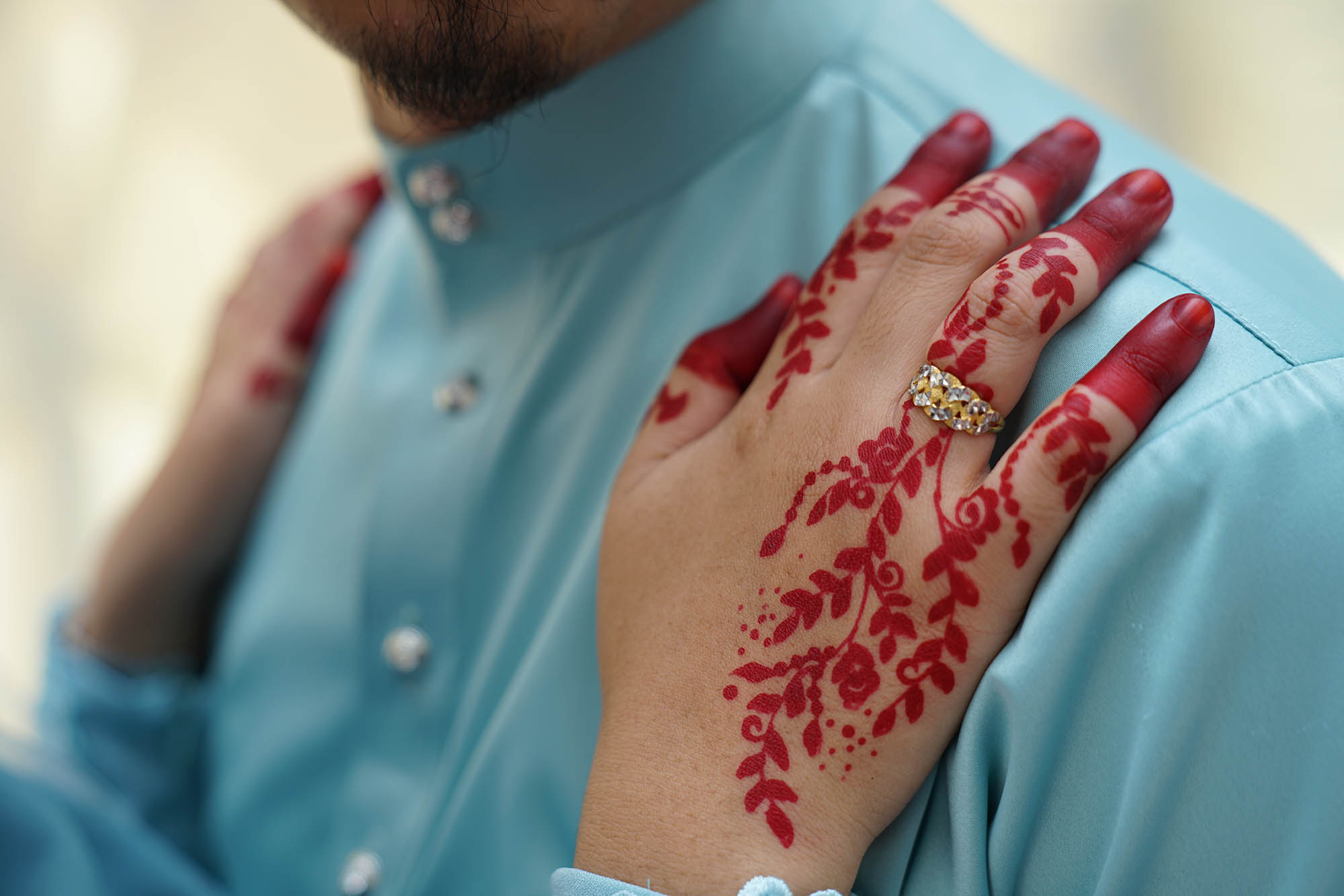 bride hand with henna arts